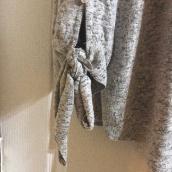 Danielle gray sweater with pearls on the sleeves size 2XL.excellent condition. - Picture 6 of 6